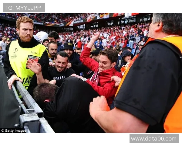 利物浦抢先进入欧联杯决赛，球迷狂欢场面火爆