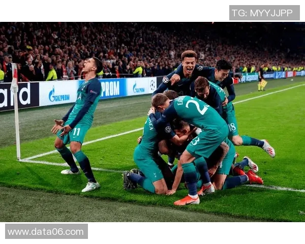 梅城不败！用不来梅队在德甲比赛中逼平弗赖堡队，展现强大实力